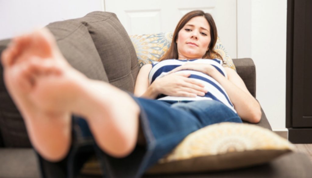 come eliminare i piedi gonfi in gravidanza
